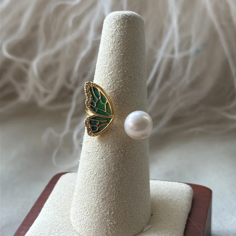 Stunning White Round Freshwater Pearl Ring 🦋 - Picture 3 of 4